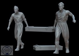 GERMAN SOLDIERS CARRYING A BOX OF AMMUNITION - 1/72